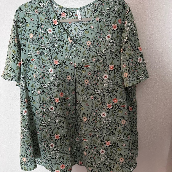 Beautiful light weight new blouse easy - Picture 1 of 11